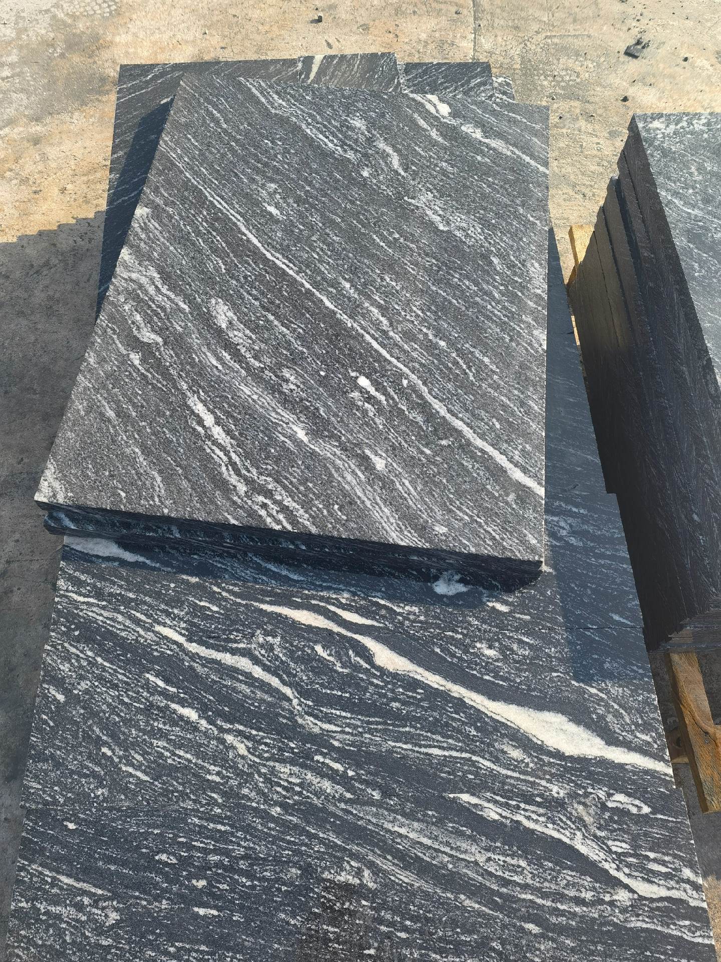 夜里雪花崗巖火燒板與光面成品在工程現(xiàn)場(chǎng)的應(yīng)用實(shí)況(圖4)